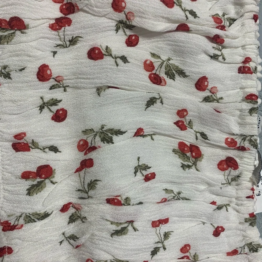 Abercrombie & Fitch White Crop Top with Red Floral Print - Picture 6 of 6